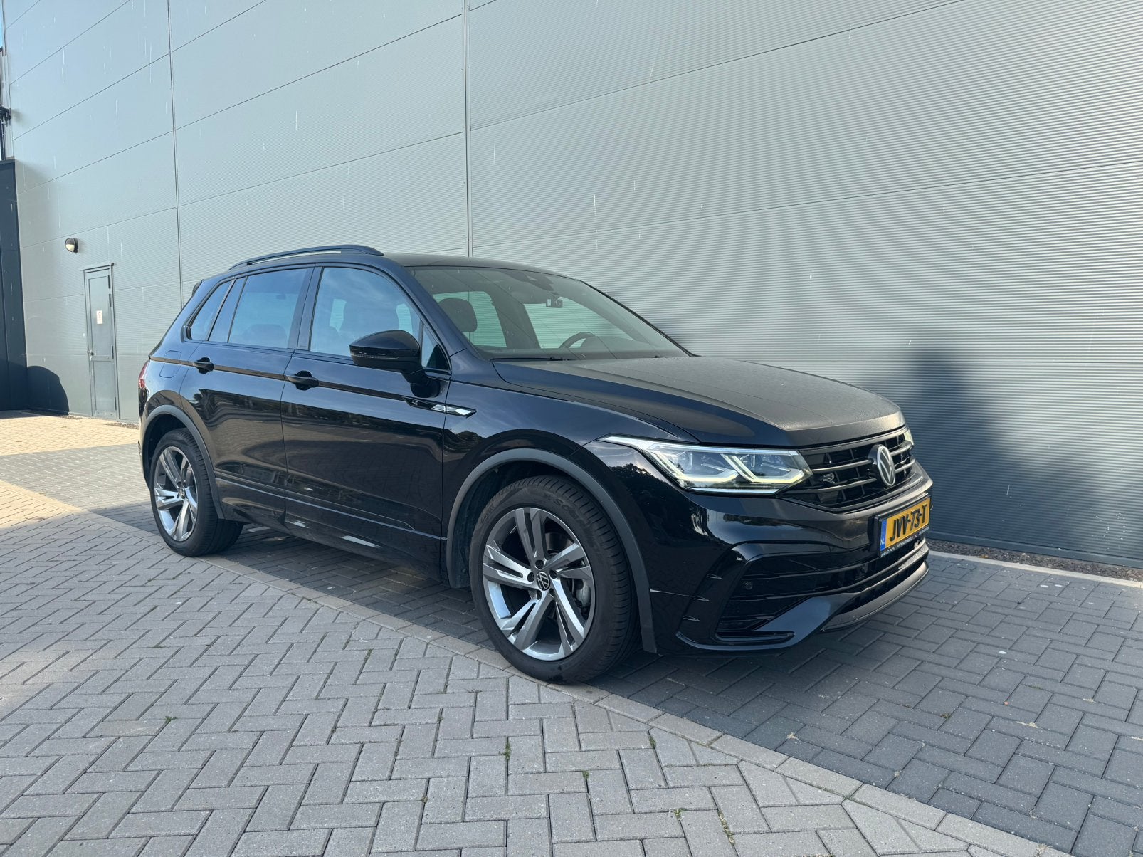 Volkswagen Tiguan R-Line 1.5 TSI Black Edition IQ DSG 2021, Auto's, Volkswagen, 1441 kg, 4 cilinders, 150 pk, Zwart