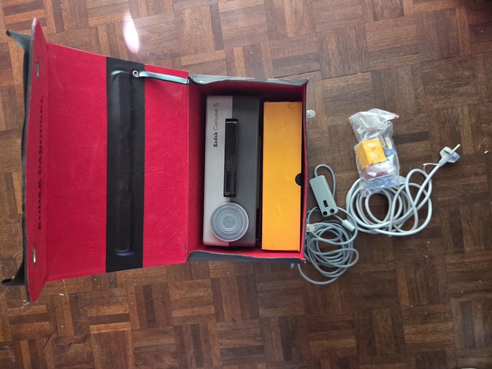 Kodak Carousel S Diaprojector met Koffer en Accessoires, Ophalen of Verzenden, Gebruikt