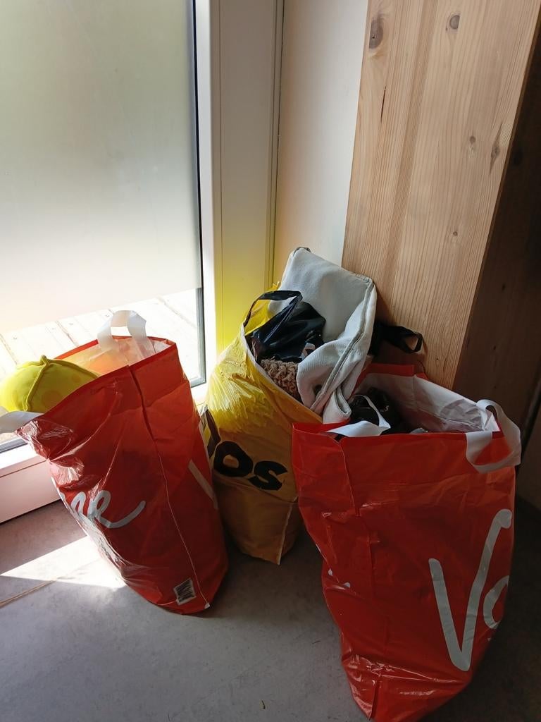 3 tassen met knuffels schoenen en tasjes, Ophalen, Zo goed als nieuw