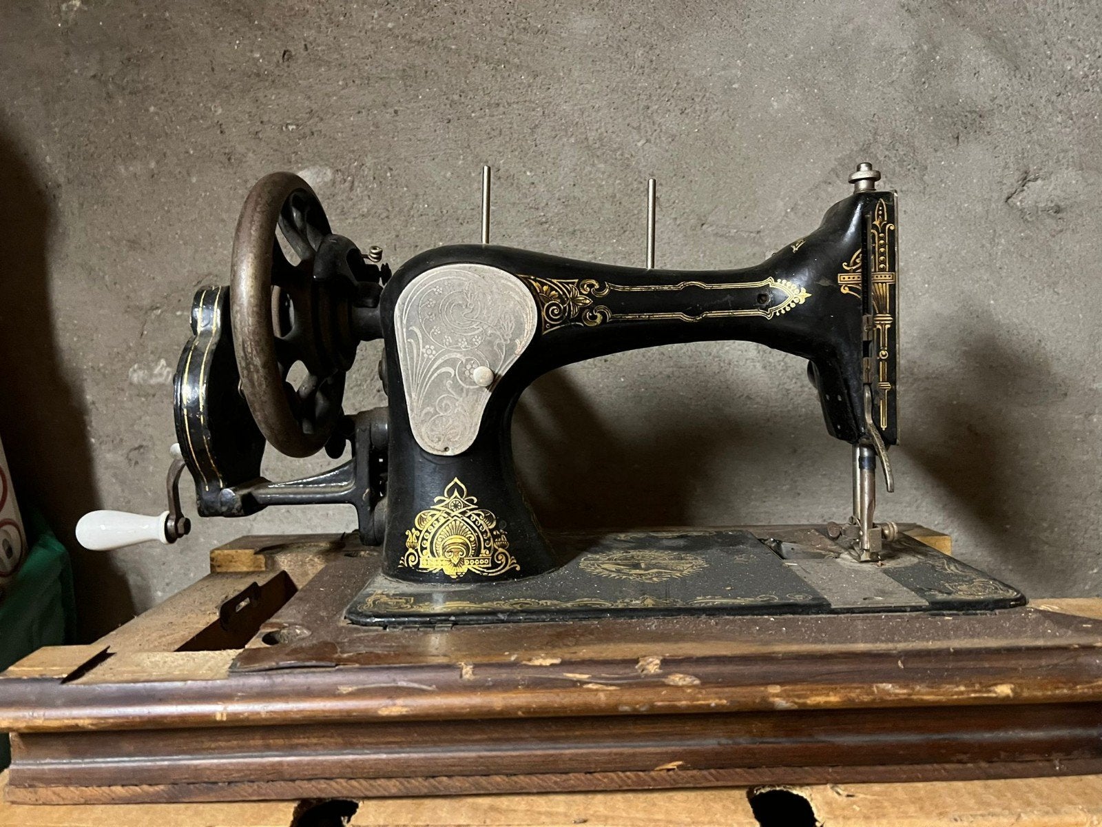 Simsonia Naaimachine met Houten Kap, Ophalen