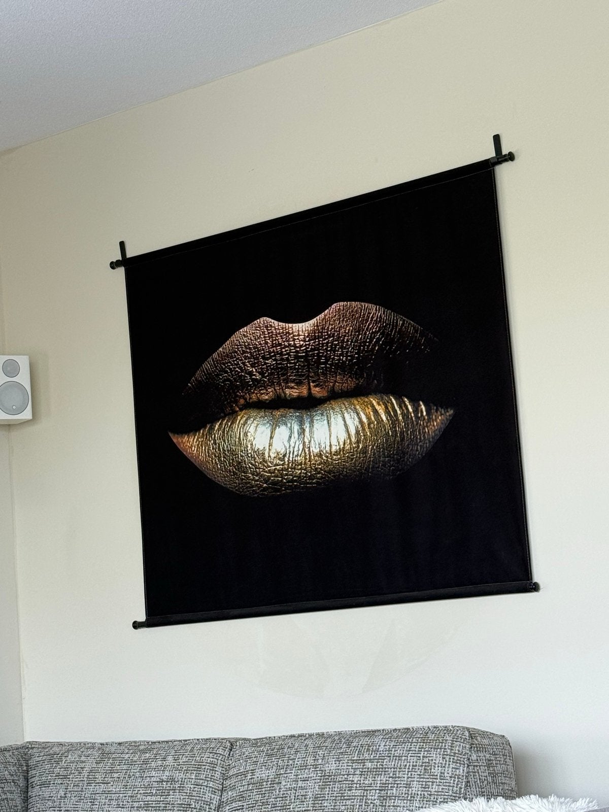 Wandkleed met gouden lippen - Modern en stijlvol, Zwart, Ophalen of Verzenden, Zo goed als nieuw, Met ophangsysteem