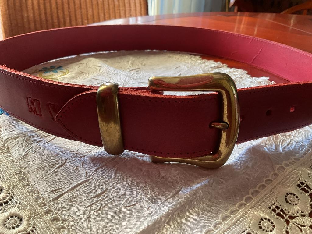 MOOIE STOERE LEREN RODE DAMESRIEM LENGTE 106 CM, Kleding | Dames, Riemen en Ceinturen, Echt leder, Heupriem, Ophalen of Verzenden