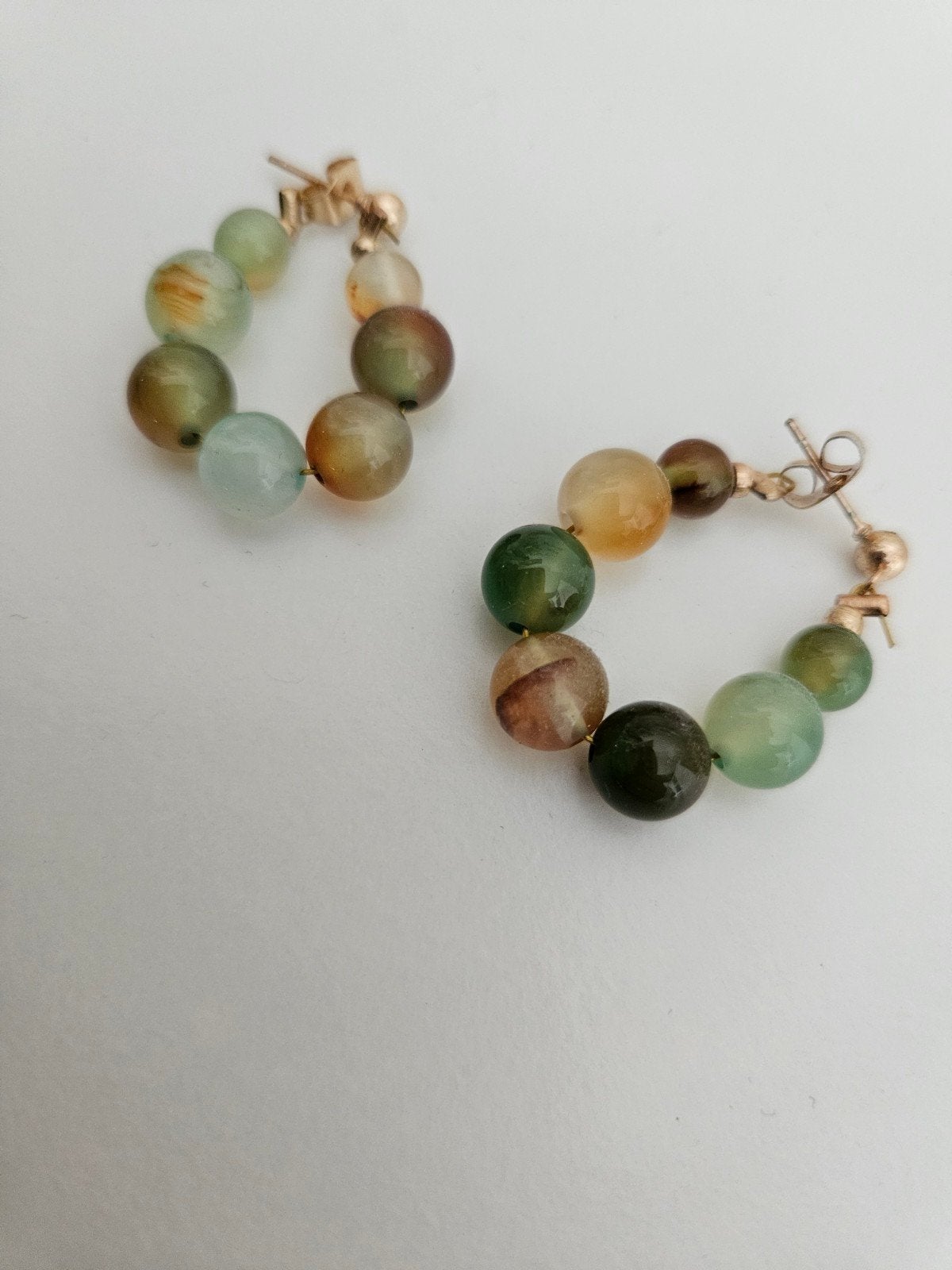 Goudkleurige oorbellen met groene glaskralen - Nieuw!, Sieraden, Tassen en Uiterlijk, Oorbellen, Hangers, Nieuw, Ophalen of Verzenden