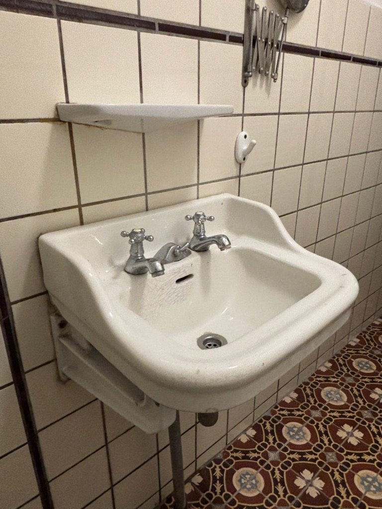 Vintage wastafel met originele kranen en planchet, Huis en Inrichting, Ophalen, Gebruikt, 50 tot 100 cm, Minder dan 100 cm