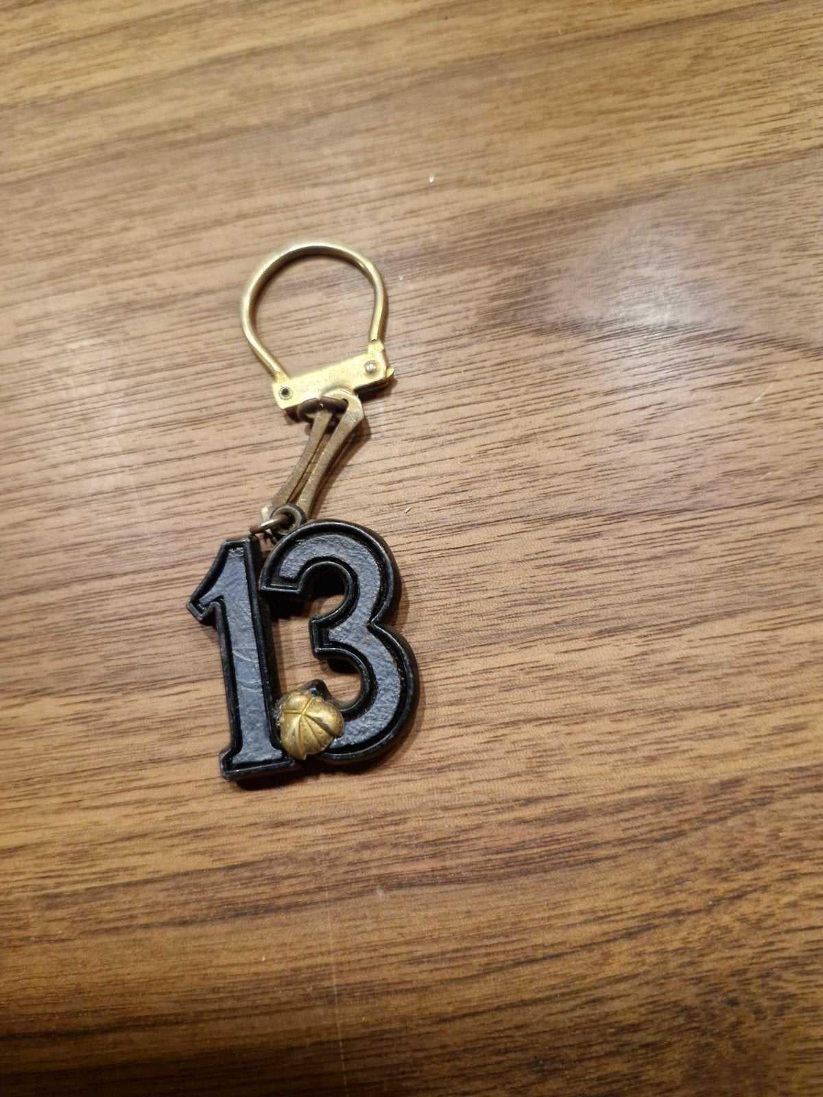 552 Vintage sleutelhanger nummer 13 met eikel detail, Ophalen of Verzenden
