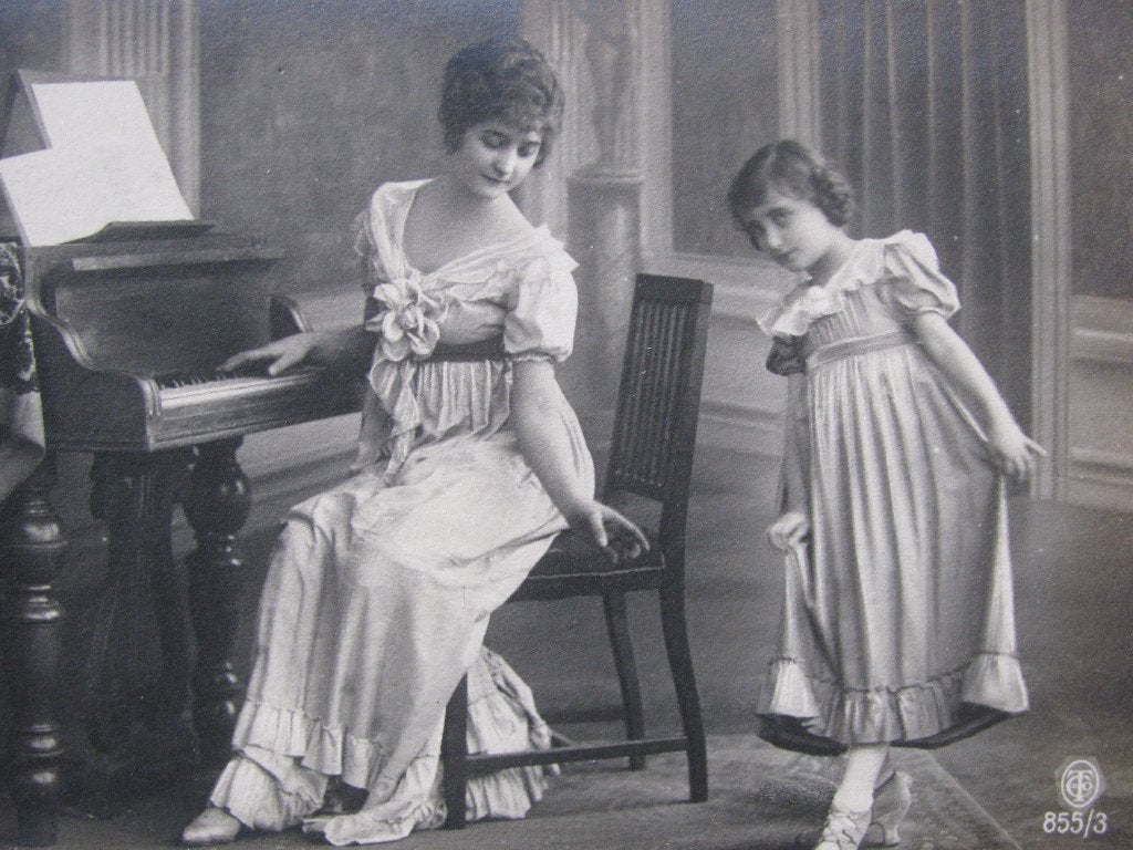 Antieke Kaart - Moeder & Dochter / Piano, Verzamelen, Verzenden, Voor 1920, Ongelopen, Kinderen