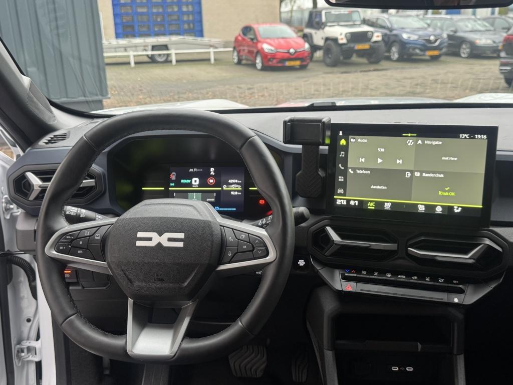 Dacia Duster 1.6 Mild Hybrid 140 Journey (bj 2024), Auto's, Gebruikt, 4 cilinders, Duster, Wit
