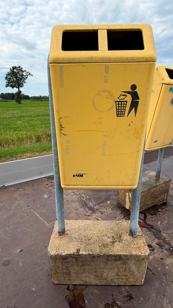 Stalen buitenafvalbak met betonnen voet, Ophalen, 50 – 75, Gebruikt, 40 liter of meer