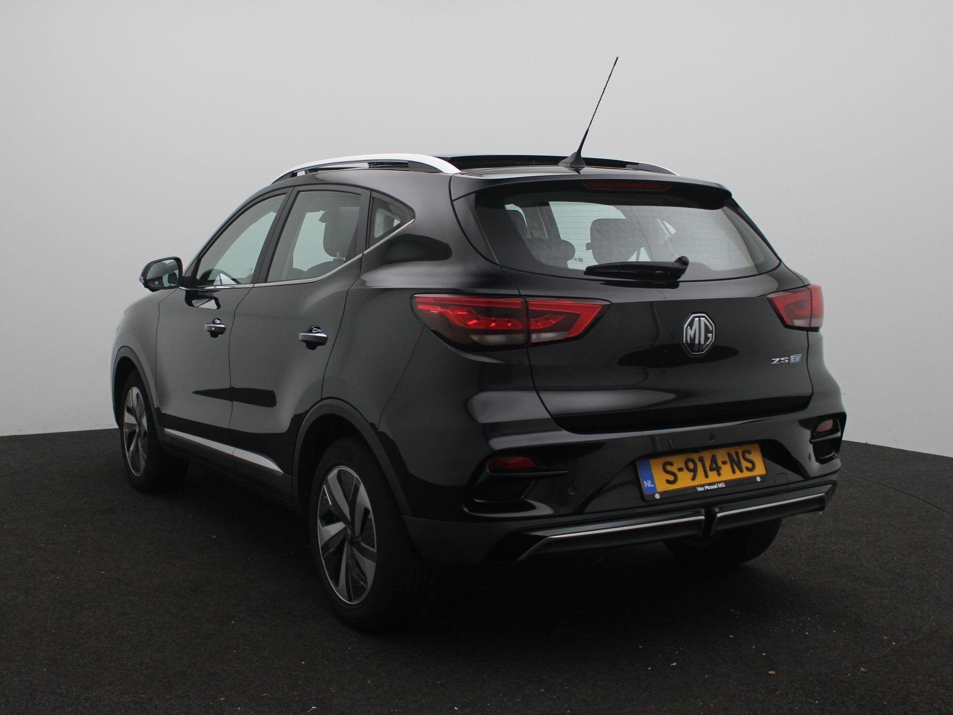 MG ZS EV Long Range Luxury 70 kWh | Panoramadak | Leder | Ca, Auto's, 12 maanden, Gebruikt, ZS, Zwart