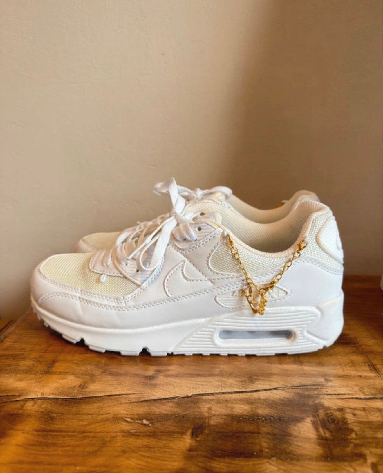 Nike Air Max 90 Witte Sneakers met Gouden Details, Ophalen, Zo goed als nieuw, Wit, Sneakers of Gympen