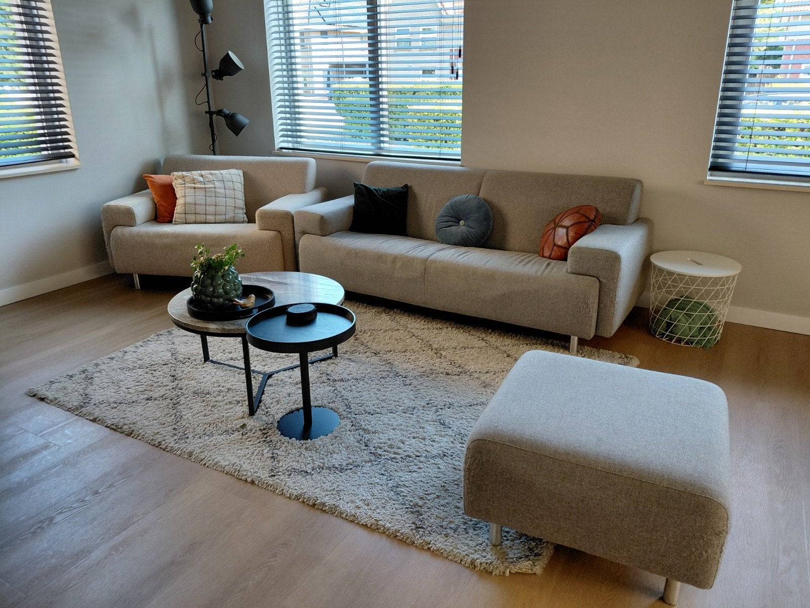 Havee Cloak Sand Loveseat + 2,5-zitsbank + hocker + kleed, Ophalen, Gebruikt, Grijs, Tapijt
