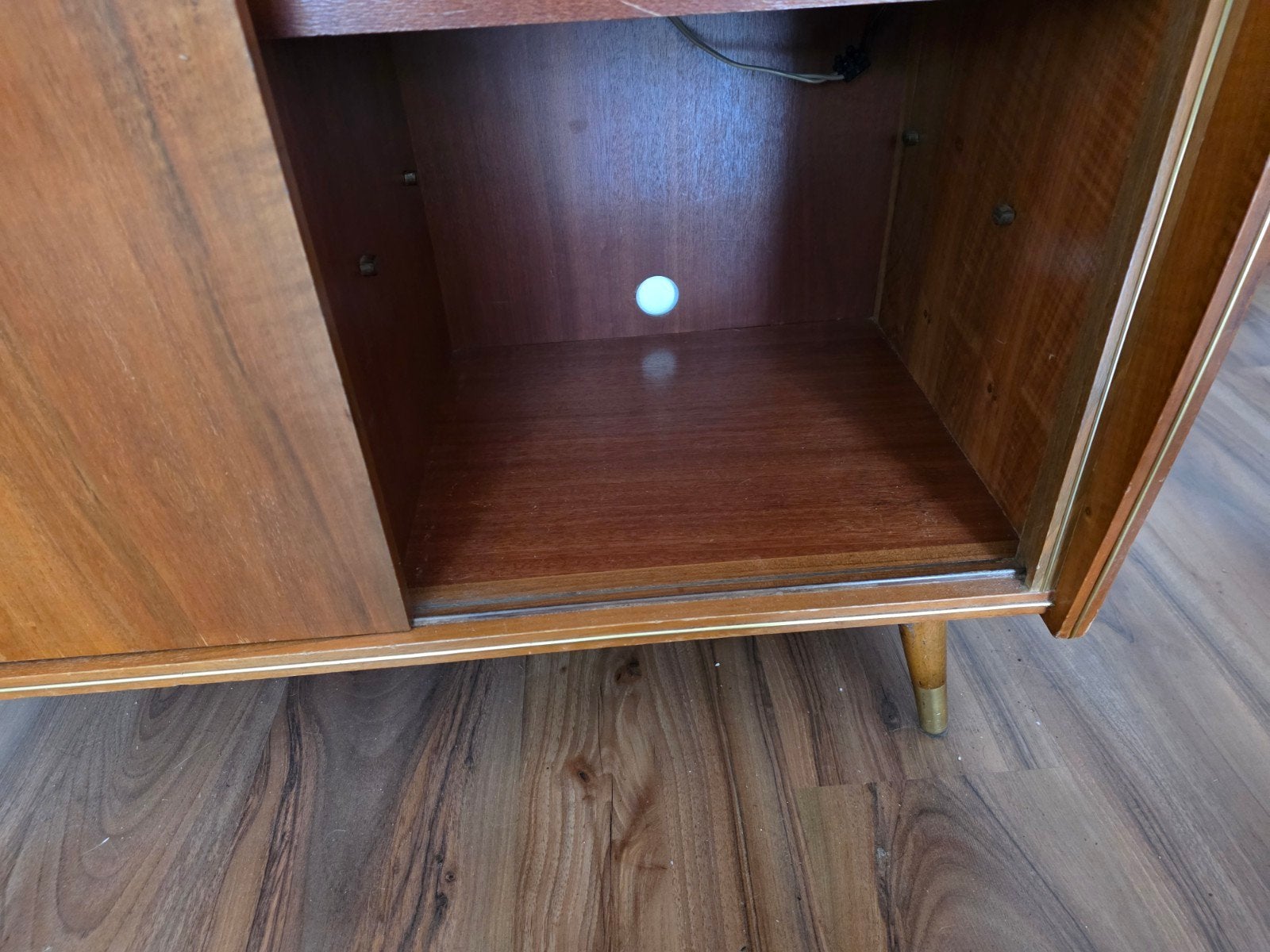 Foto 10 van Vintage dressoir met platenspeler en glazen schuifdeur