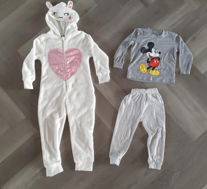Mickey Mouse Pyama en een onesie, Maat 104, Nacht- of Onderkleding, Gebruikt, Meisje, Ophalen of Verzenden