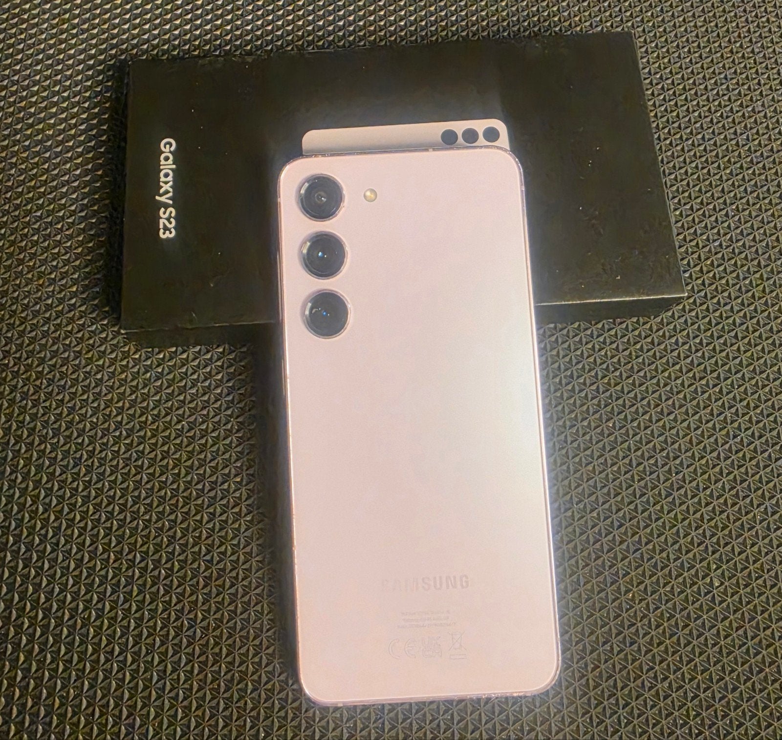 Samsung Galaxy S23 met diverse hoesjes