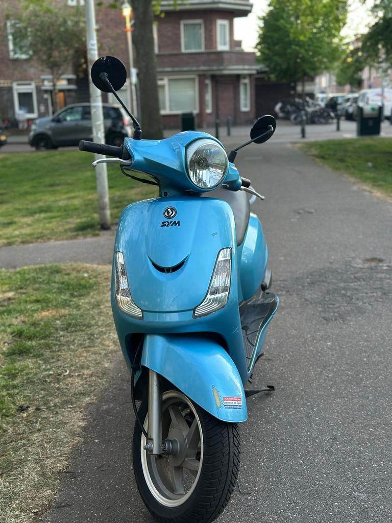 Sym Fiddle Scooter - Lichtblauw, Fietsen en Brommers, Scooters | SYM, Gebruikt, Fiddle, Maximaal 45 km/u, Benzine, Ophalen of Verzenden