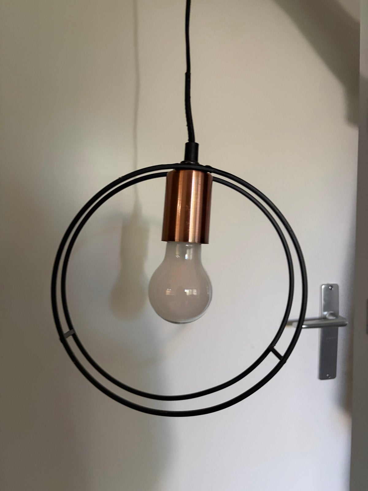 Moderne hanglamp met koperen accent en cirkelvormig design, Ophalen of Verzenden, Zo goed als nieuw, Metaal, E27 (groot)