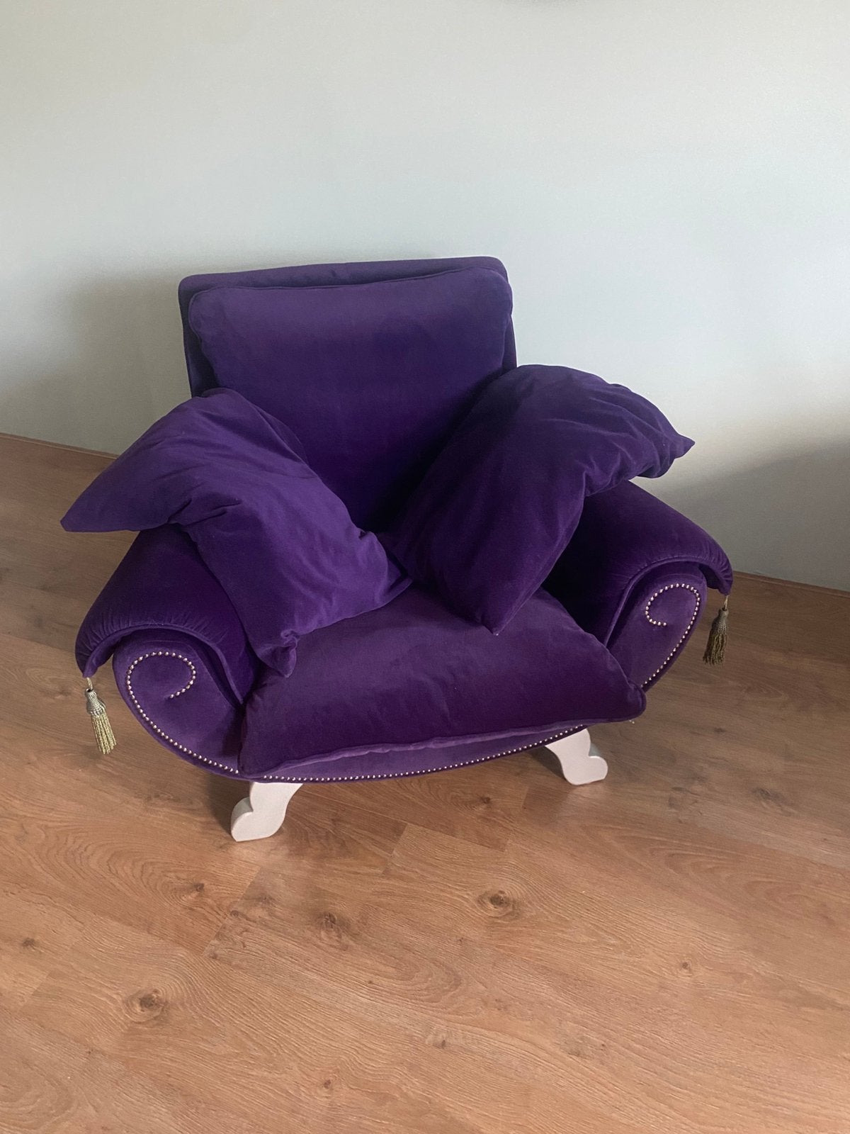 Unieke paarse fluwelen stoel/fauteuil met sierlijke details, Huis en Inrichting, Fauteuils, Ophalen, Gebruikt, Modern klassiek