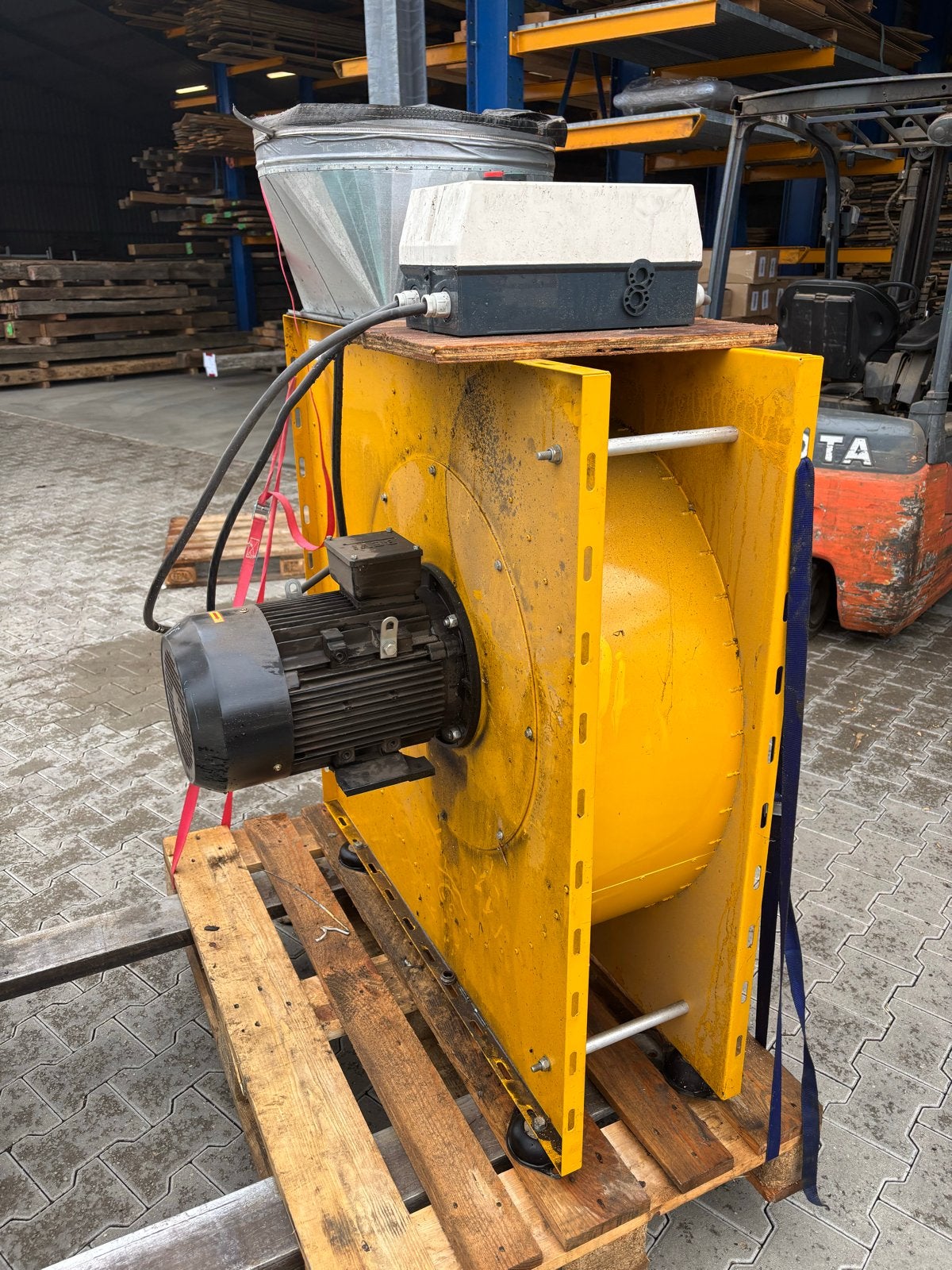 Plymovent TEV-985 Industriële Afzuigventilator (2007), Ophalen