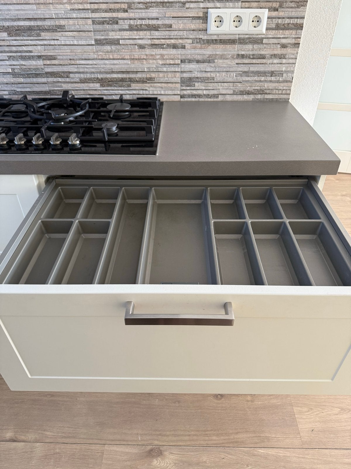 Foto 20 van Moderne witte keuken met Bosch apparatuur