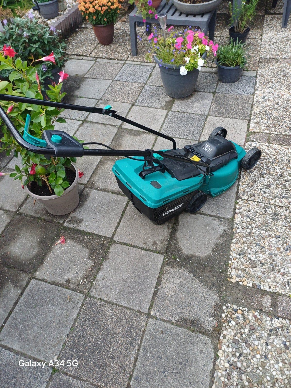 VONROC grasmaaier 1300 w - Compact en Krachtig, Cirkelmaaier, Elektrische grasmaaier, Zo goed als nieuw, Opvangbak