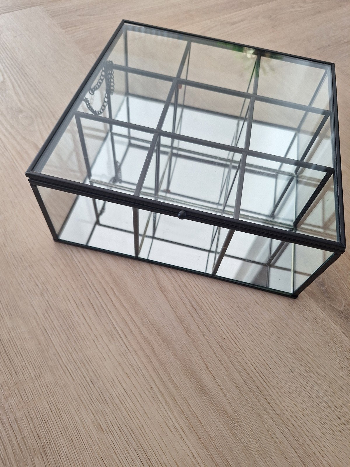 Theedoos van glas, Ophalen