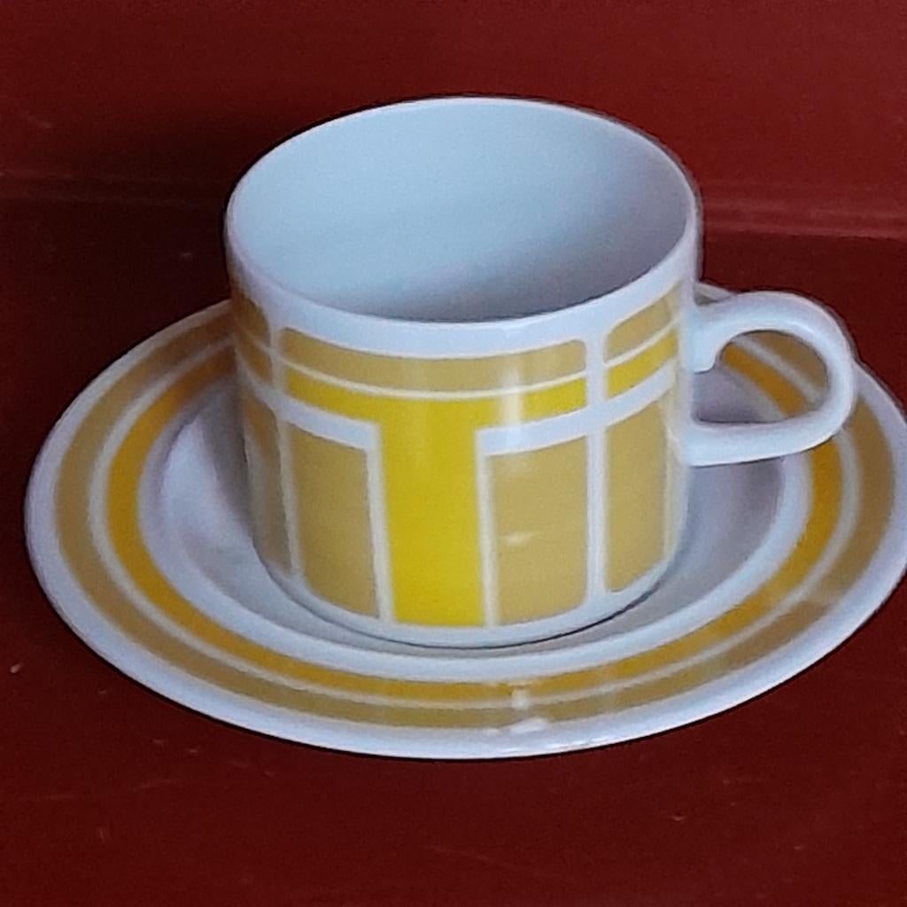 Kop-en-schotel geel Mosa, Huis en Inrichting, Keuken | Servies, Gebruikt, Ophalen of Verzenden, Overige stijlen, Kop(pen) en/of Schotel(s)