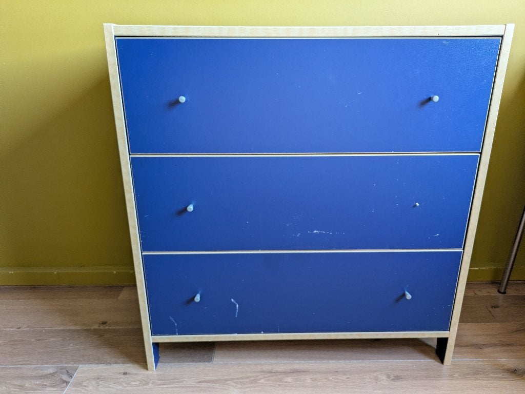 Kastje Ikea blauw, Ophalen