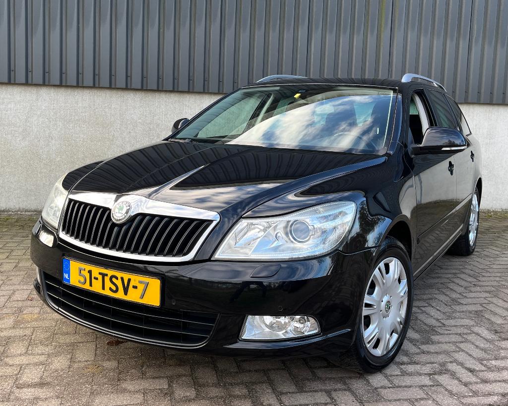 Skoda Octavia Combi | Xenon | leer | Trekhaak | Apk 2027, Voorwielaandrijving, Euro 5, Zwart, 4 cilinders