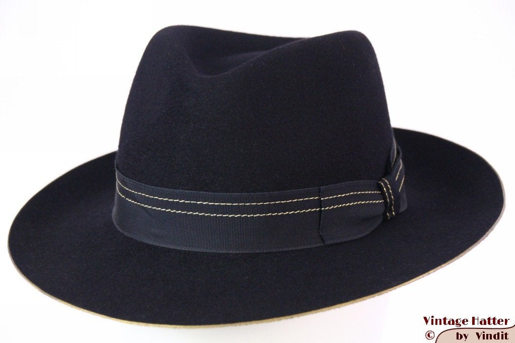 Gleufhoed Stetson blauwig zwart met gouden randje 56 nieuw, Kleding | Heren, Hoeden en Petten, Stetson, Hoed, Nieuw, Ophalen of Verzenden