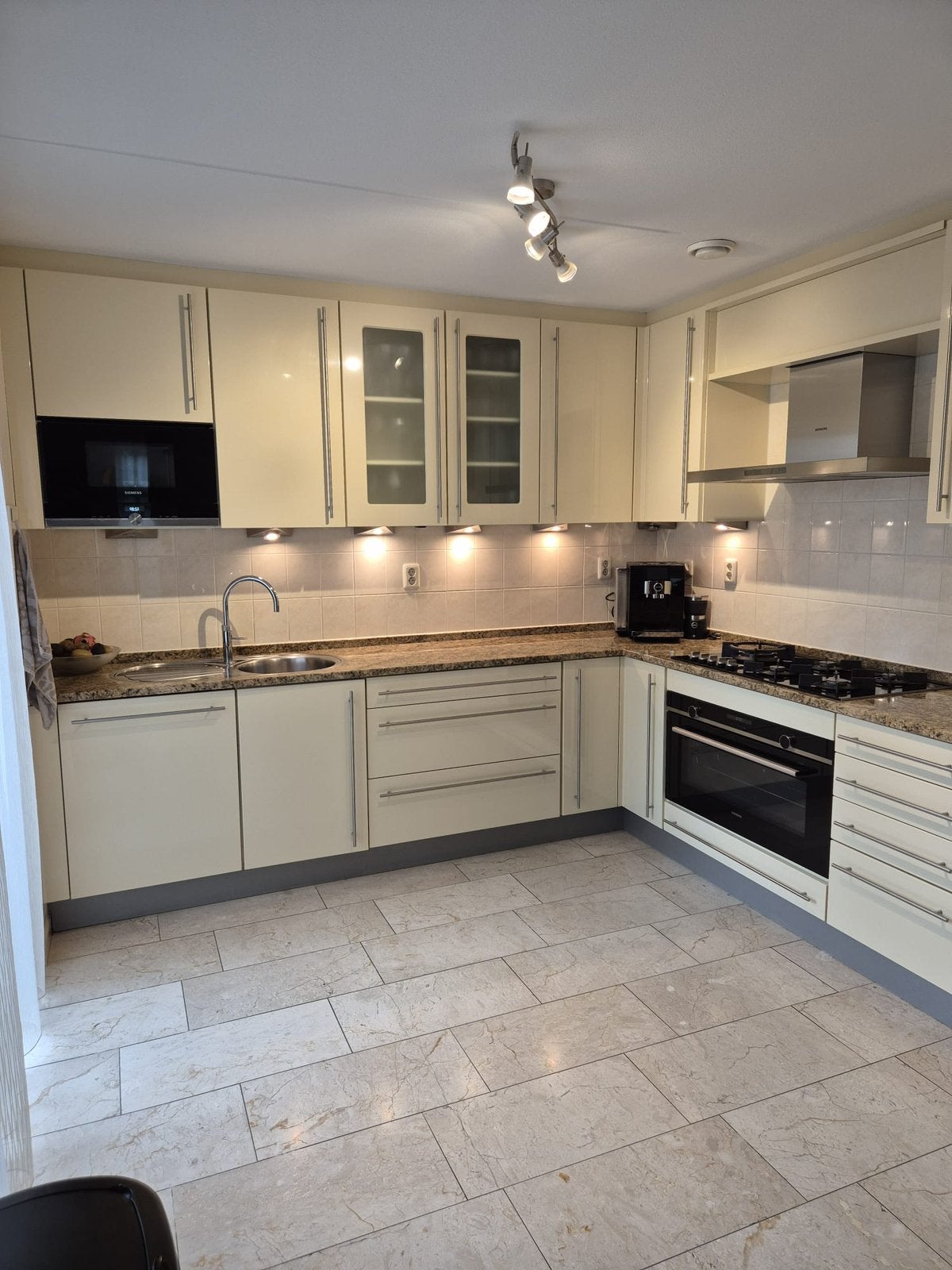 Luxe Duitse keuken met Siemens aparatuur & granieten blad, Ophalen, Hoekkeuken, Graniet of Steen, Crème
