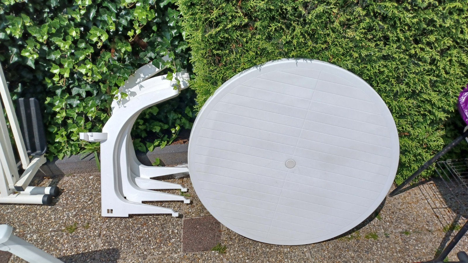 Witte kunststof ligstoel en tuintafel, Ophalen