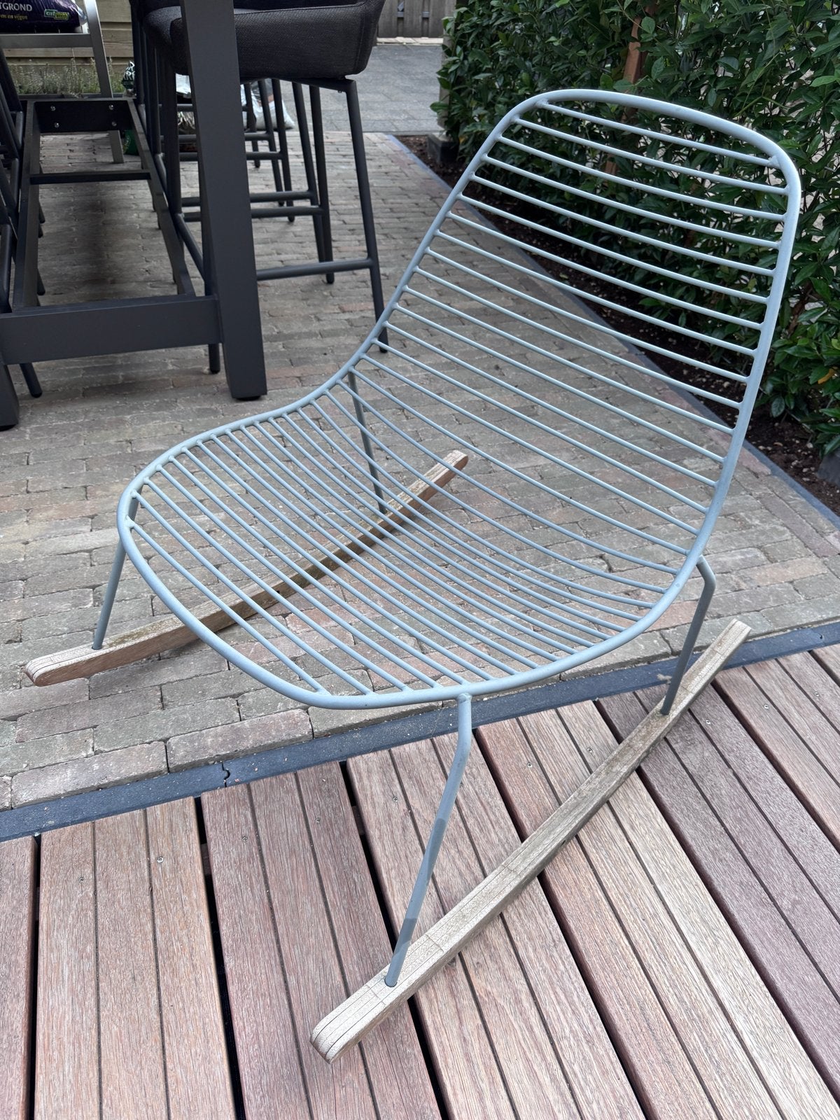 Moderne grijze schommelstoel met houten details, Ophalen, Gebruikt, Metaal, Eén