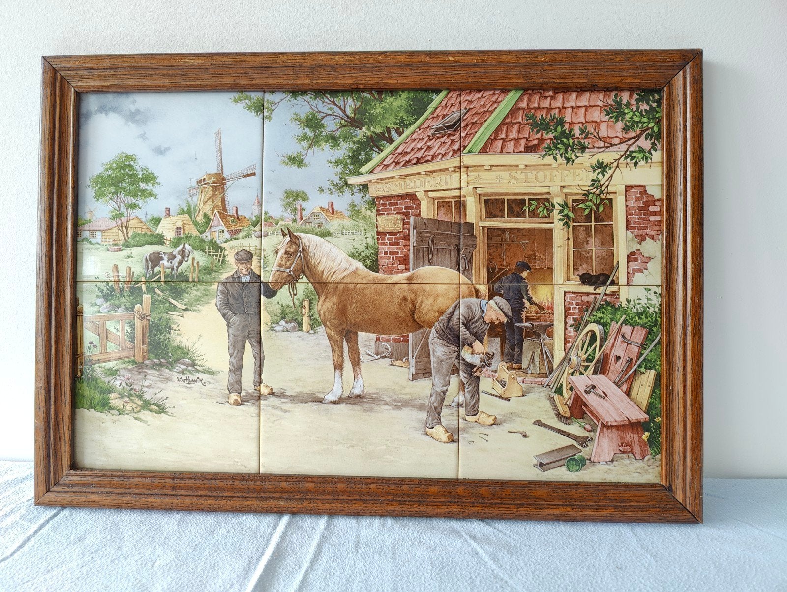 Tegeltableau hoefsmid met paard en molen, gesigneerd, Antiek en Kunst, Antiek | Wandborden en Tegels, Ophalen of Verzenden