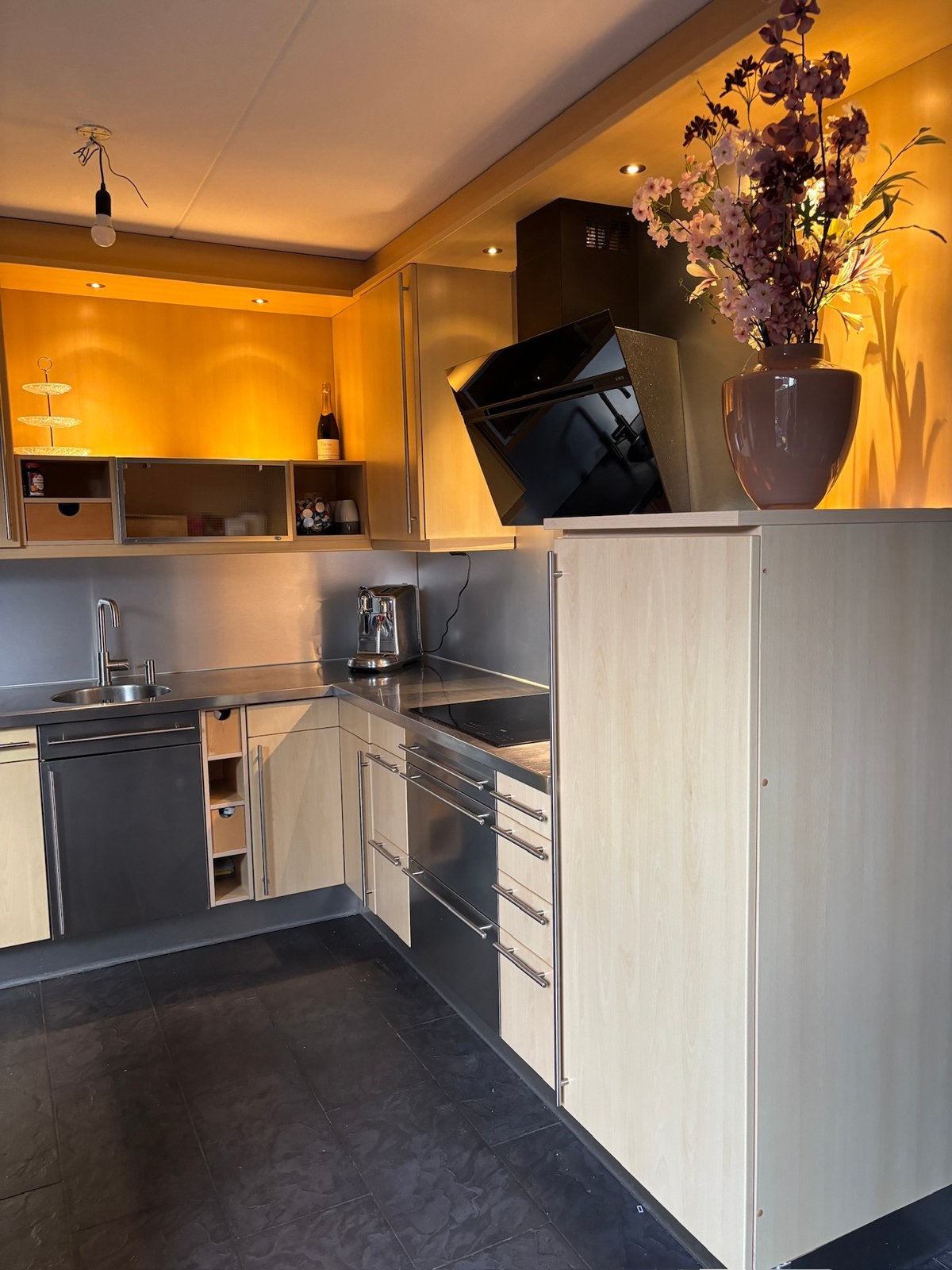 Degelijke ruime hoekkeuken – RVS werkblad & goede apparatuur, Huis en Inrichting, Keuken | Complete keukens, Ophalen, Gebruikt