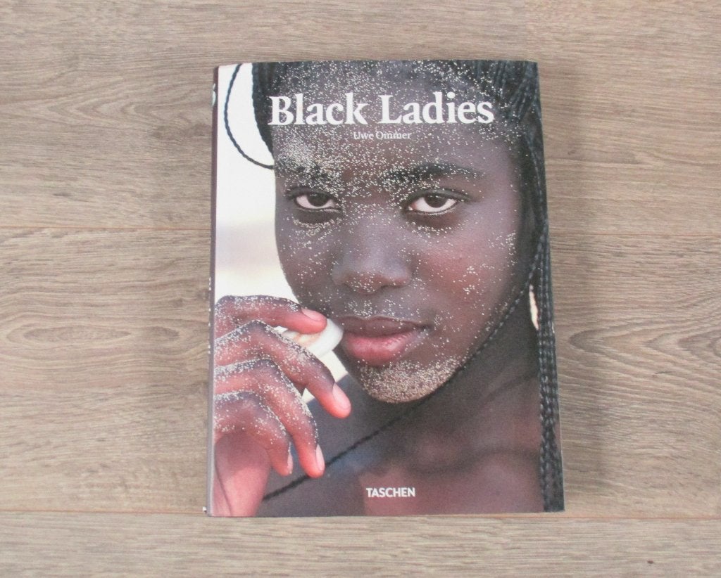 Black Ladies - Uwe Ommer - Hardcover - Als Nieuw!, Boeken, Fotografen, Uwe Ommer, Ophalen of Verzenden, Zo goed als nieuw
