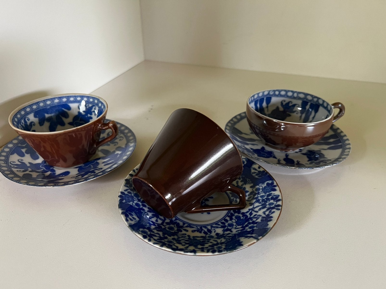3 antieke Batavia Brown porselein kop en schotels, Antiek en Kunst, Ophalen of Verzenden