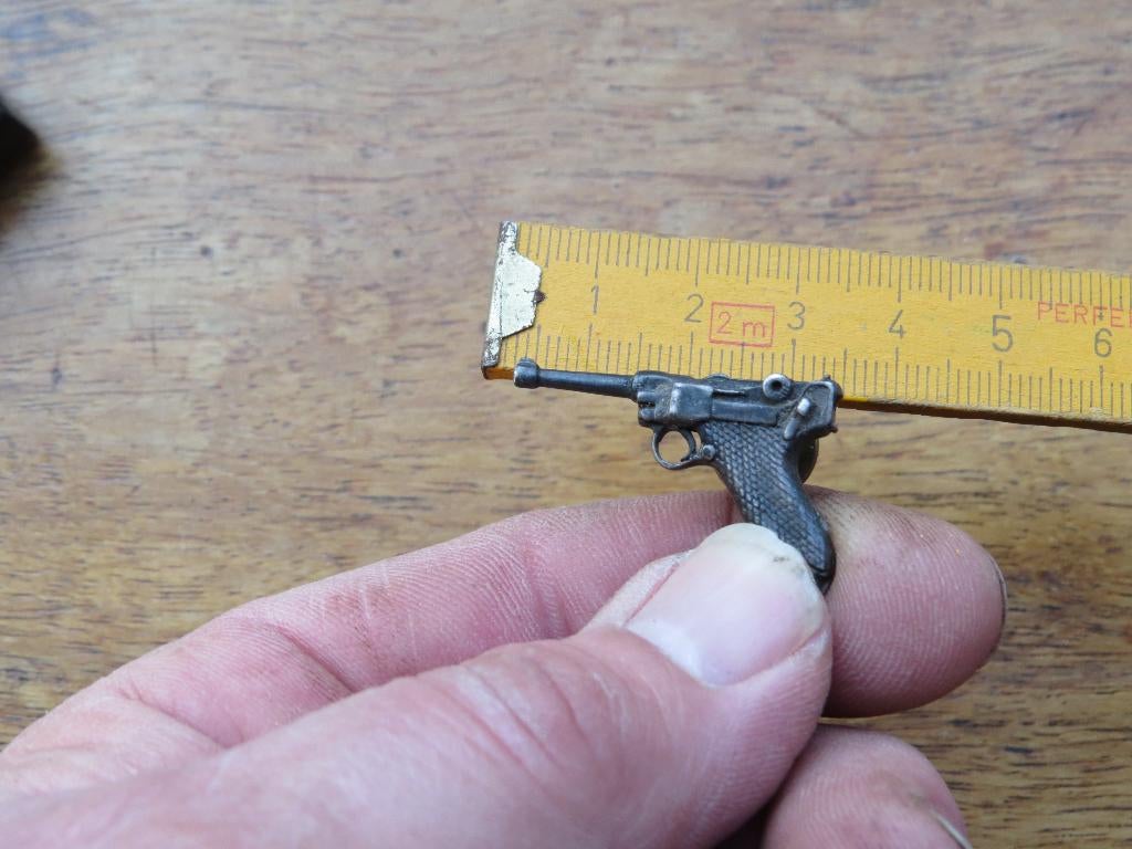 P08 Luger miniatuur massief zilver rever speld, Verzamelen, Militaria | Tweede Wereldoorlog, Verzenden, Overige soorten, Duitsland