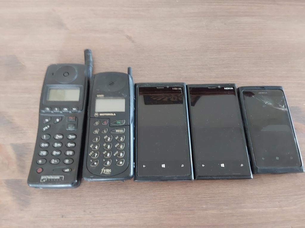 5 x telefoon 1x kpn 1x motorola 2 x nokia N10? 1x N8, Telecommunicatie, Mobiele telefoons | Sony, Verzenden, Geen camera, Zwart