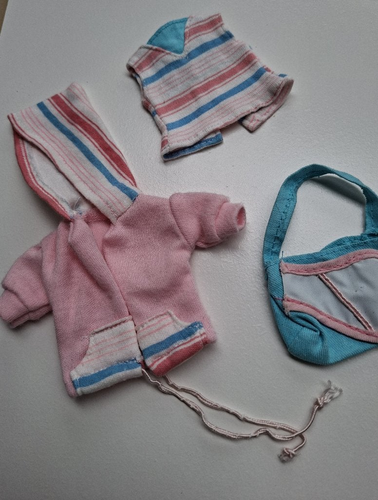 barbie vintage Fleur sport outfit met tas en sportschoenen, Verzamelen, Ophalen of Verzenden, Gebruikt, Kleertjes
