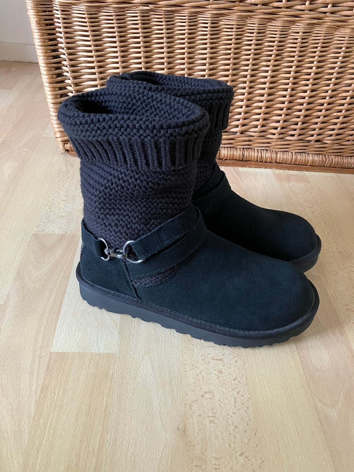 UGG prachtige zwarte leren laarsjes met riempjes 38 nieuw, Zwart, Lage of Enkellaarzen, Nieuw, Ophalen of Verzenden