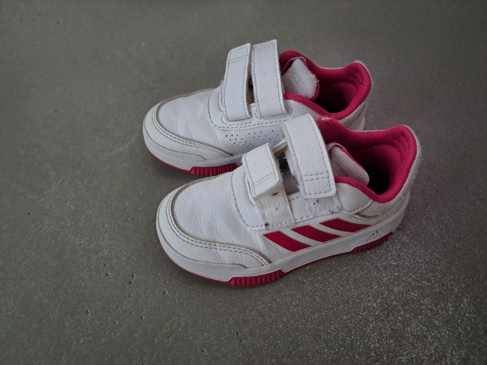 Adidas meisjesschoenen, Sport en Fitness, Loopsport en Atletiek, Ophalen of Verzenden, Zo goed als nieuw, Adidas