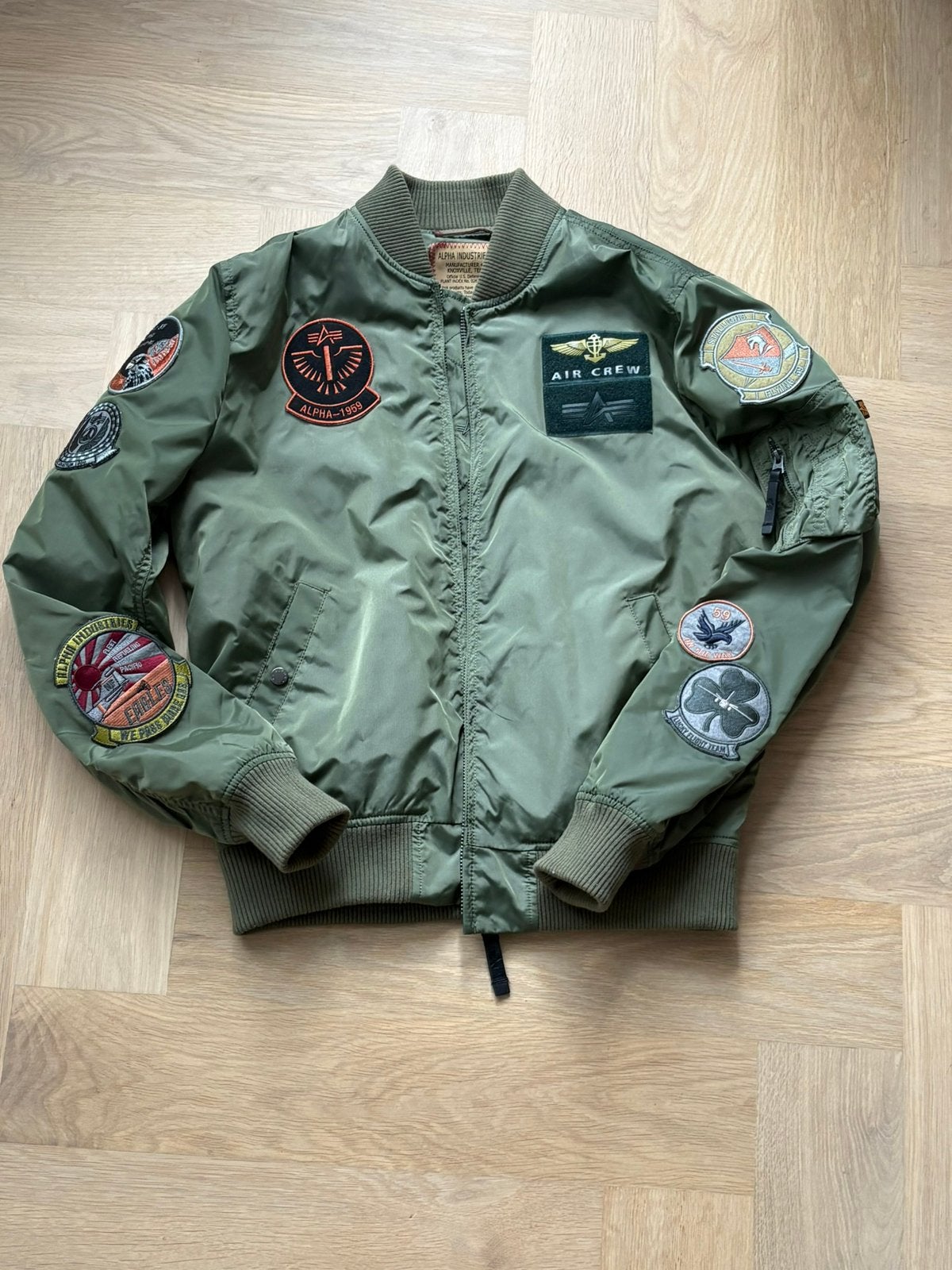Alpha Industries bomberjack met patches – groen – maat L, Ophalen of Verzenden, Zo goed als nieuw, Groen