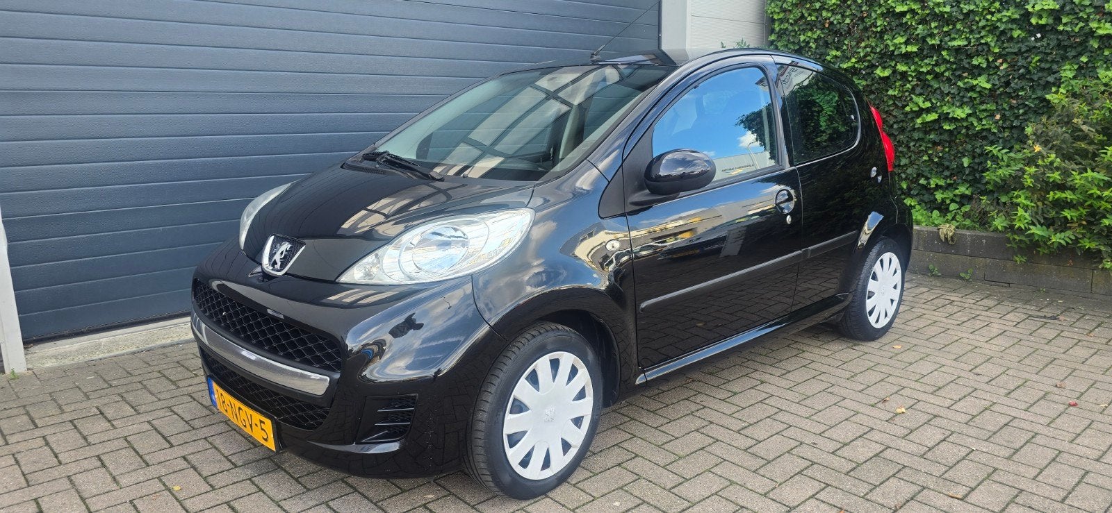 Peugeot 107 1.0 12V 5DR 2010 nw apk,airco, Voorwielaandrijving, Stof, Zwart, 4 stoelen
