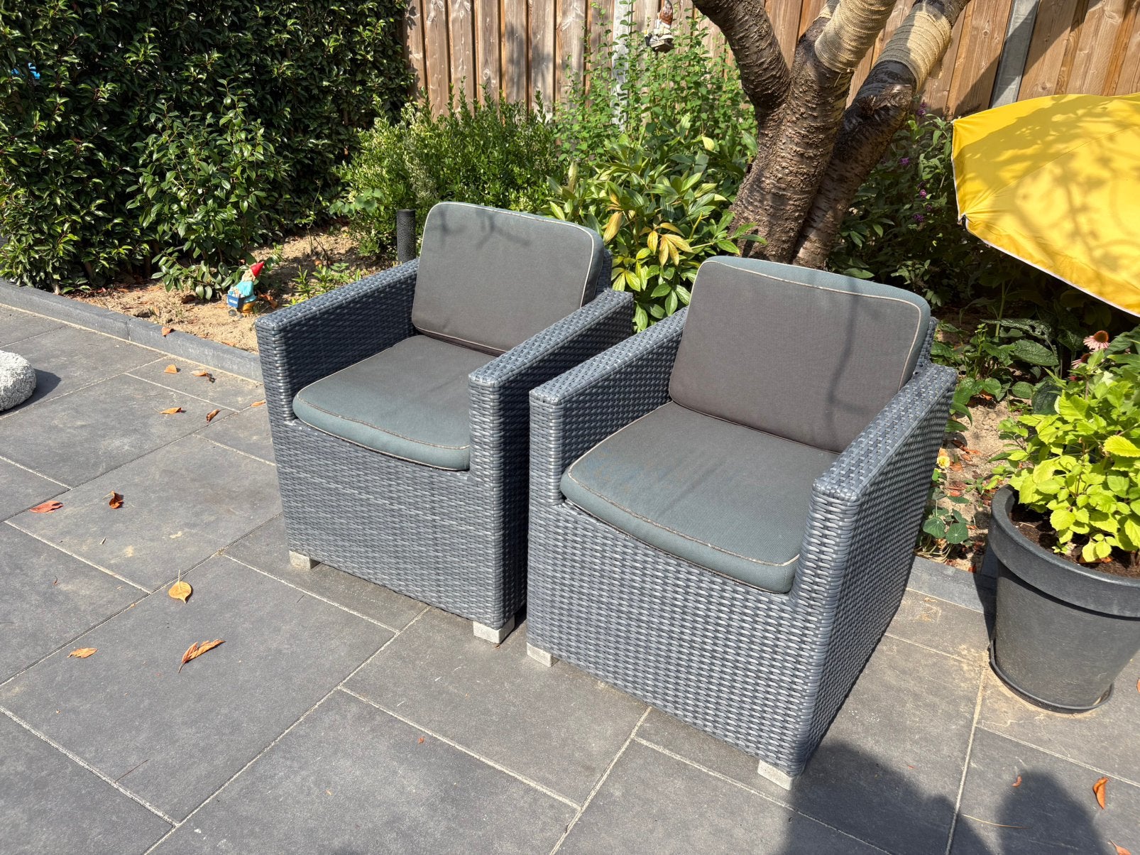 2 grijze gevlochten stoelen met kussens, Kunststof, Gebruikt, Stoel, Tuinset