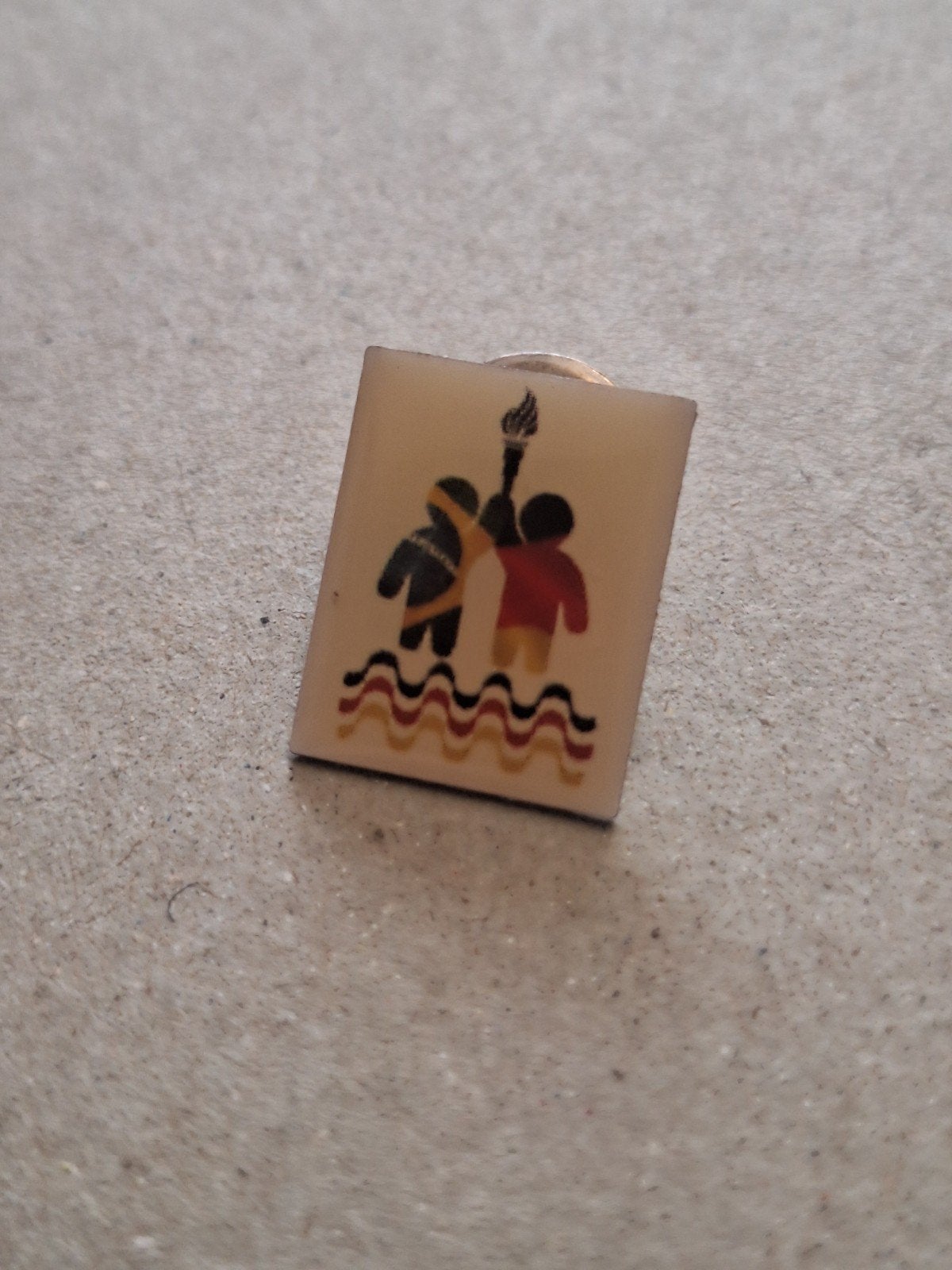 Vintage Pin: Twee Figuren met Fakkel, Ophalen of Verzenden, Gebruikt, Overige onderwerpen, Speldje of Pin