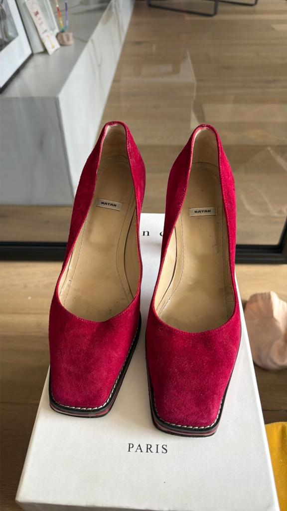 Rode suède pumps van Natan, maat 37,5, Ophalen of Verzenden, Zo goed als nieuw, Rood, Pumps