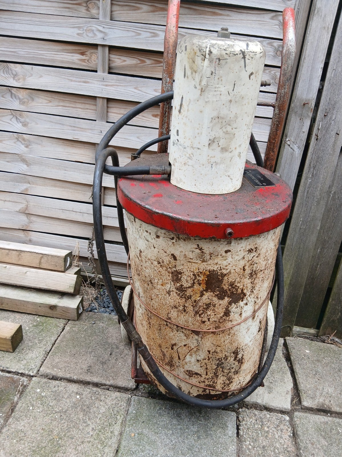 Oude vetpomp in emmer, Vogelsang N.V. (defect), Ophalen of Verzenden, Gebruikt