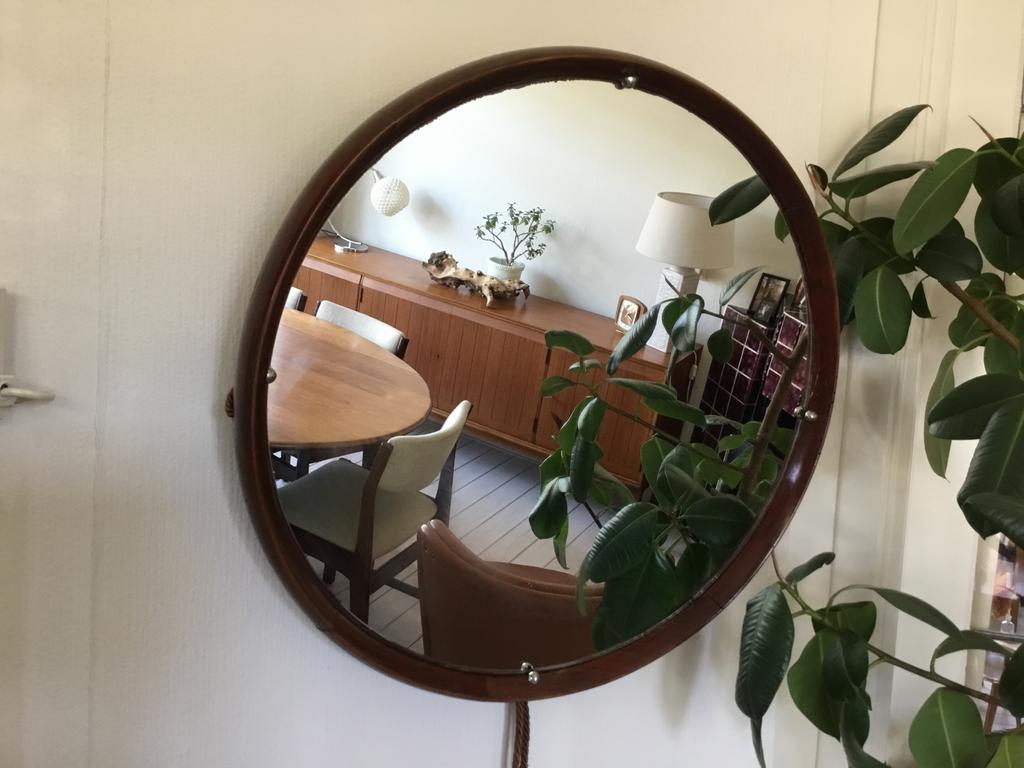 Vintage Rosewood spiegel met koord. 68 cm  mid - century., Rond, Ophalen of Verzenden, Zo goed als nieuw, Minder dan 100 cm