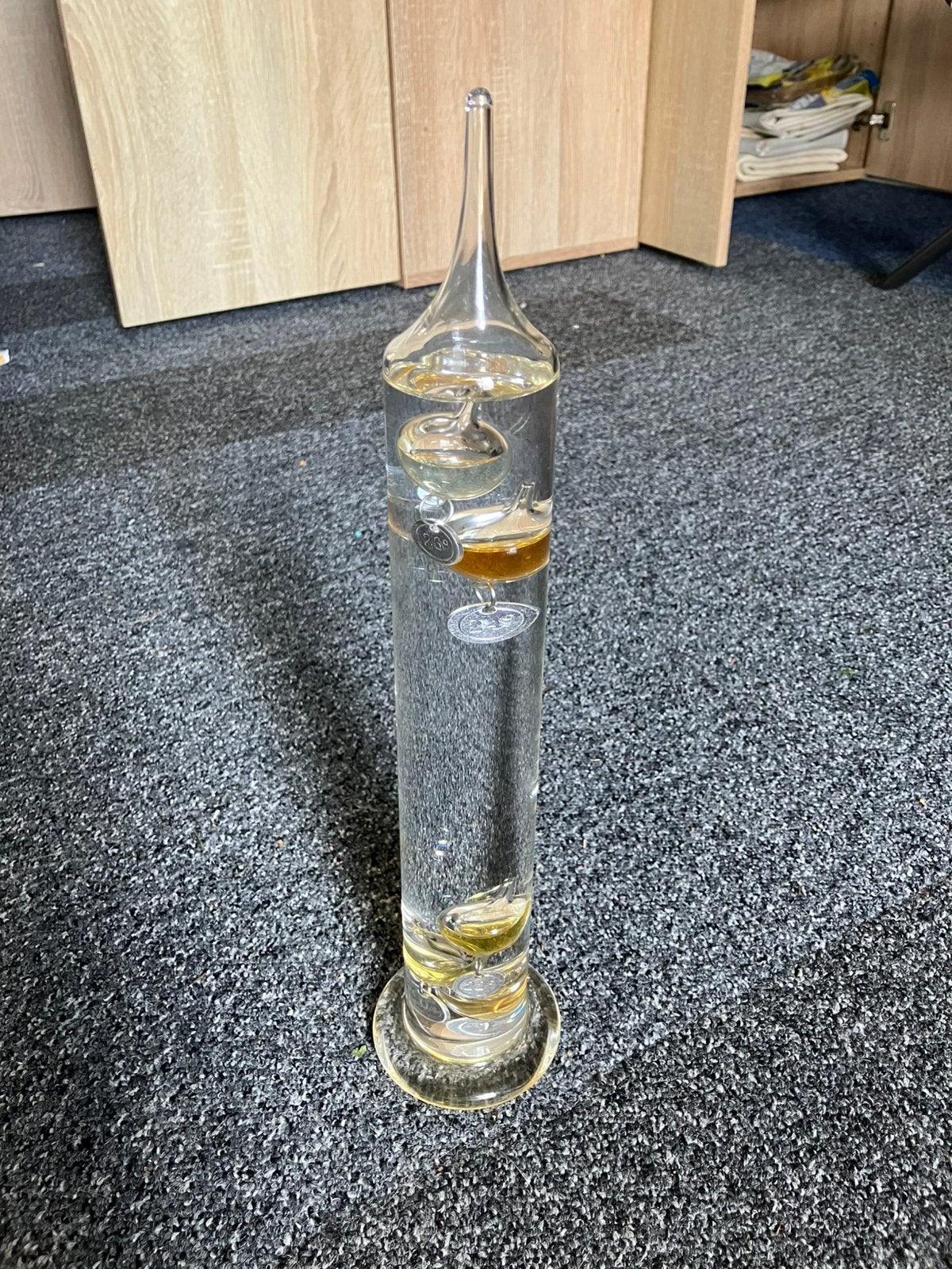 Leuke Galileo thermometer goudkleurige ballen hoogte 34cm, Audio, Tv en Foto, Weerstations en Barometers, Ophalen of Verzenden