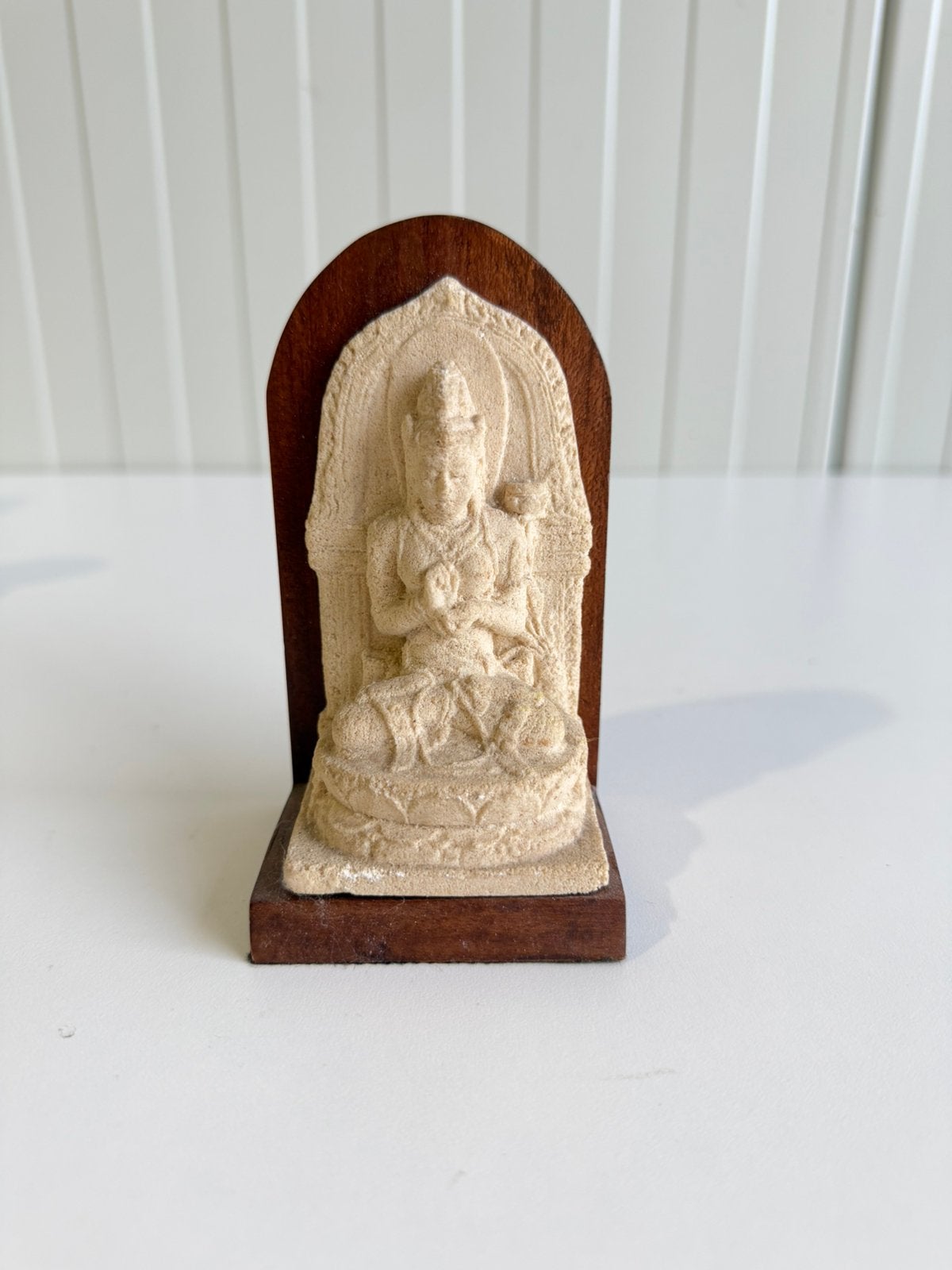 Vintage Boeddha beeldje op houten sokkel, 13 cm, Met sokkel, Steen/keramiek, Ophalen of Verzenden